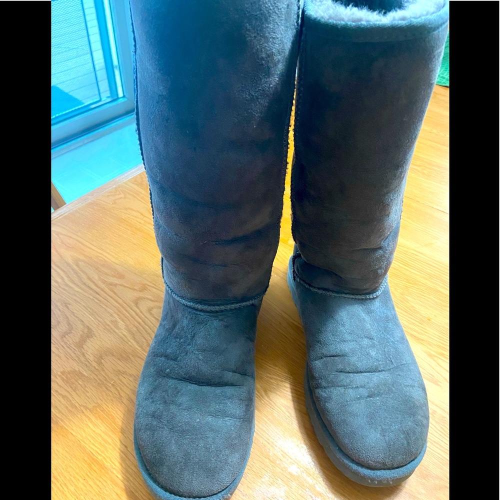 Uggs size 9/10